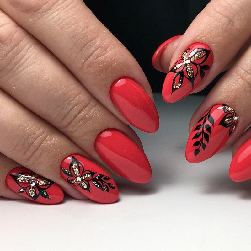 Красный маникюр на миндаль миндалевидную форму