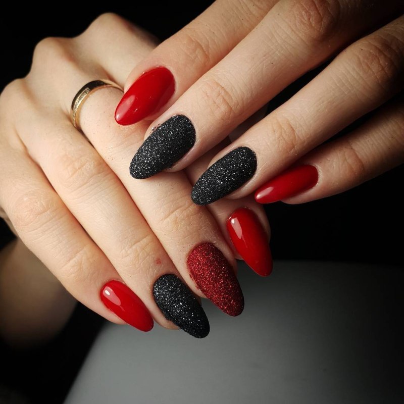 Красный маникюр со стразами