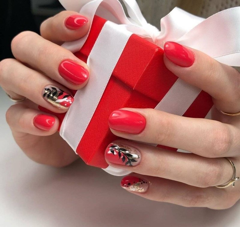Красный маникюр