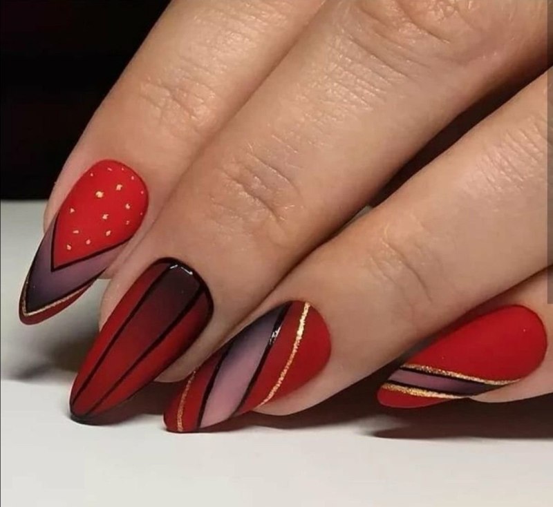 Красный маникюр 2022 миндаль