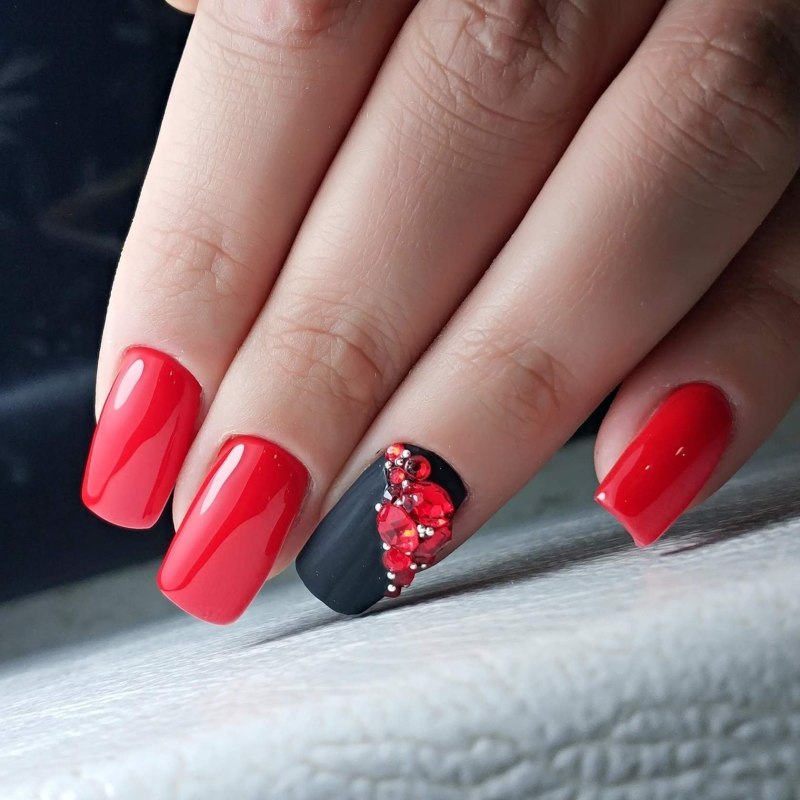 Красный маникюр на миндаль миндалевидную форму