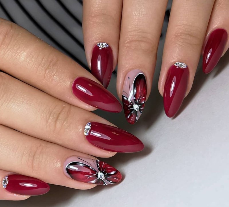 Красные ногти со стразами