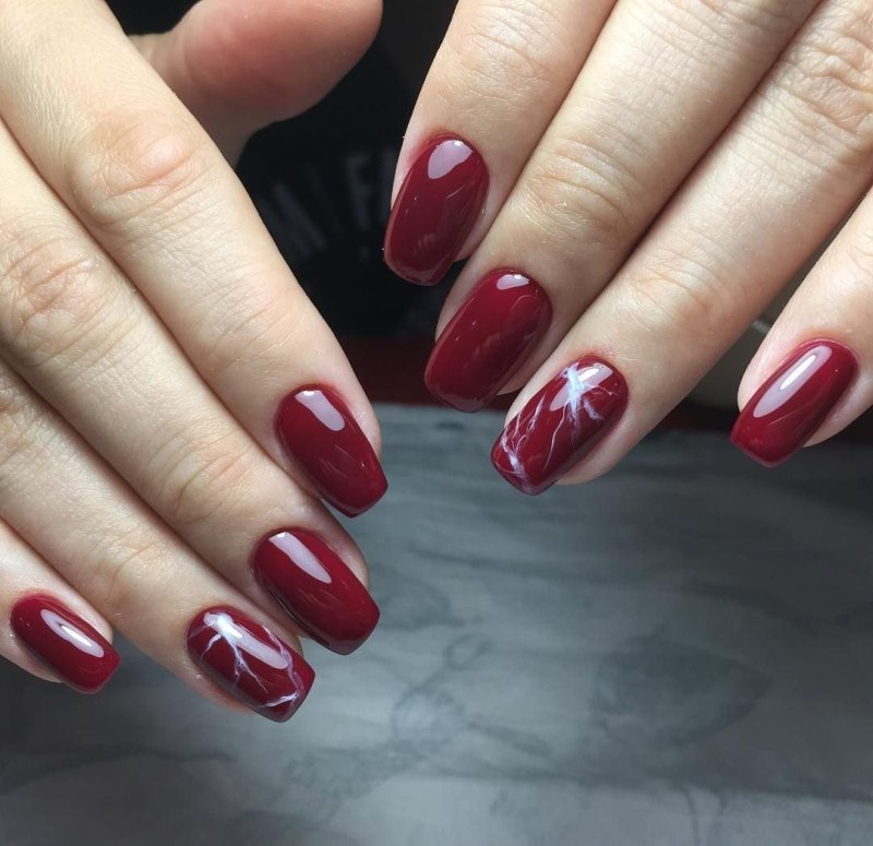 Необычный красный маникюр