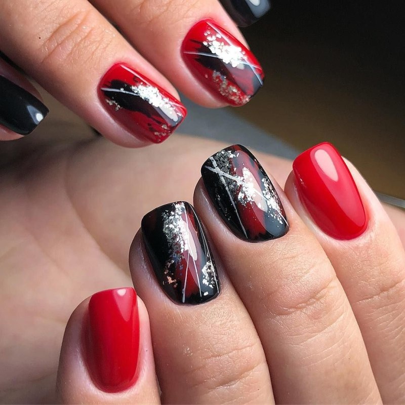 Маникюр красный с черным