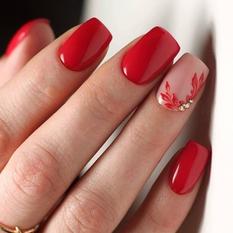 Красный маникюр