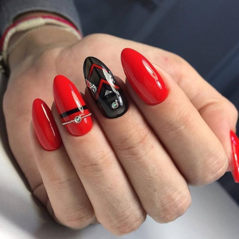 Маникюр красный с белым