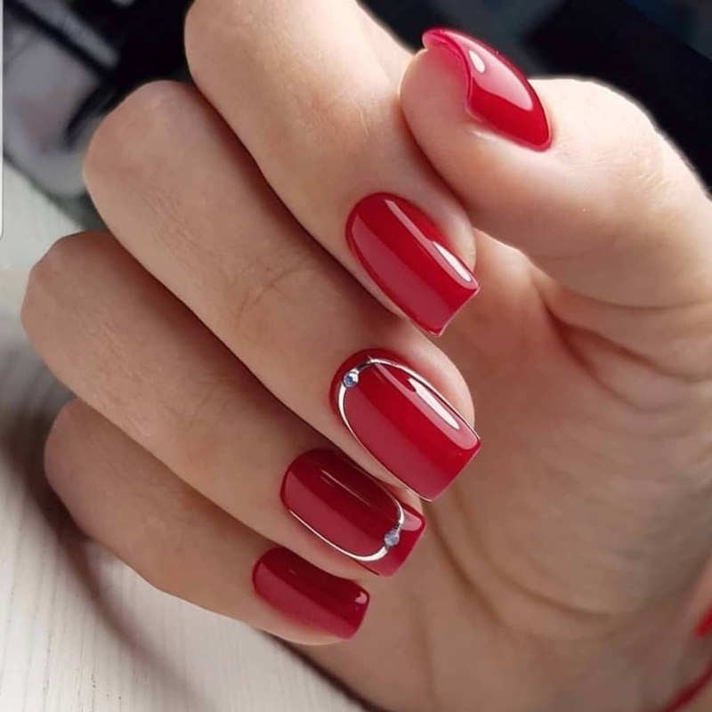 Красивый красный маникюр