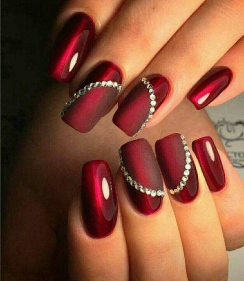 Маникюр красный с черным