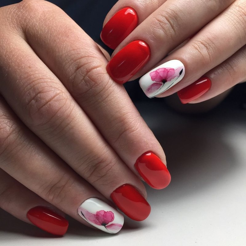 Красивый красный маникюр