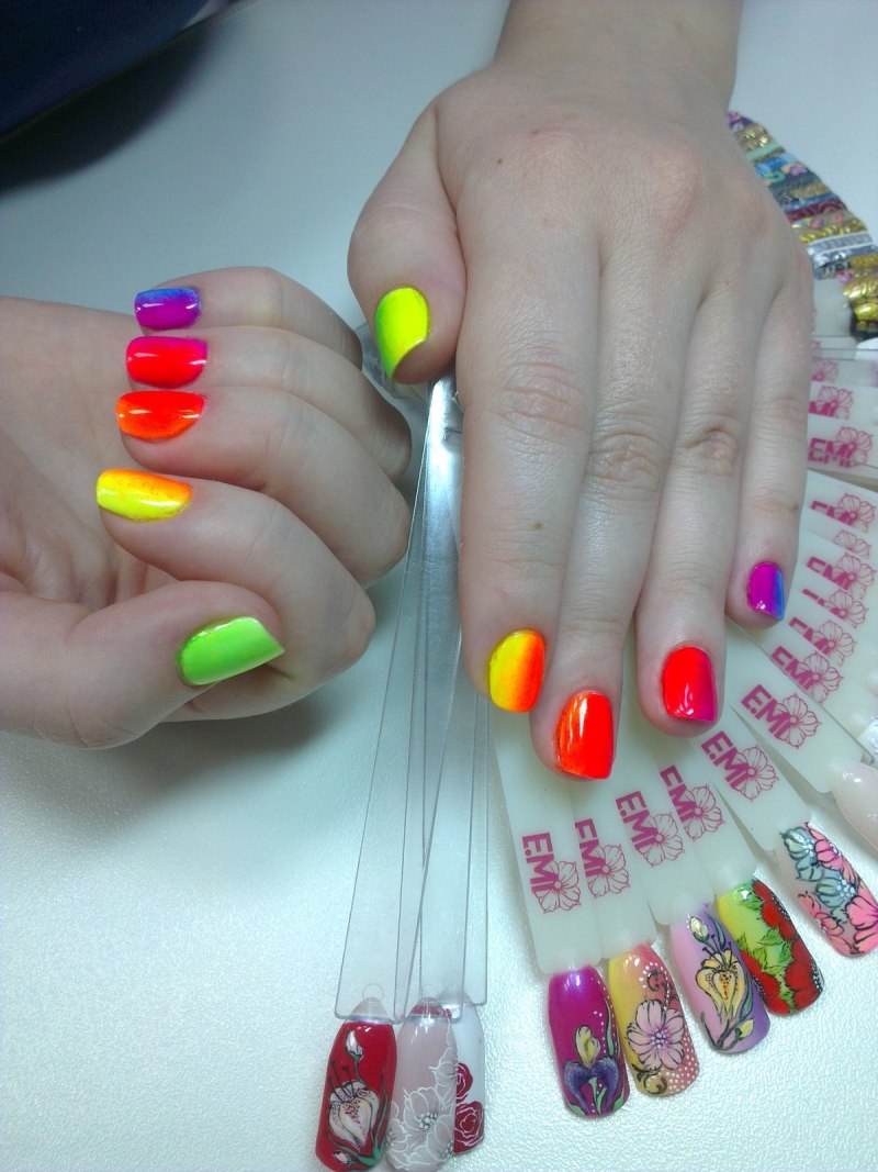 Кислотно желтый маникюр