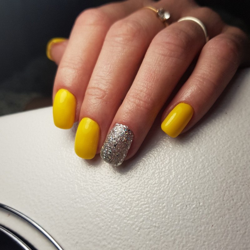 Белый педикюр с дизайном