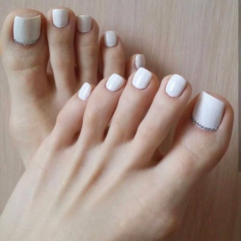 Педикюр серебристый