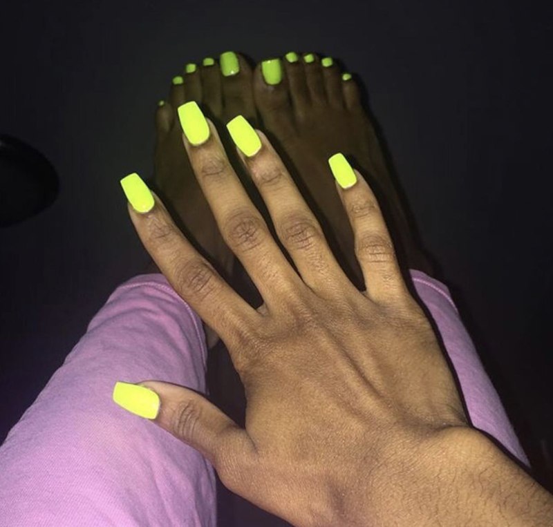 Яркий педикюр