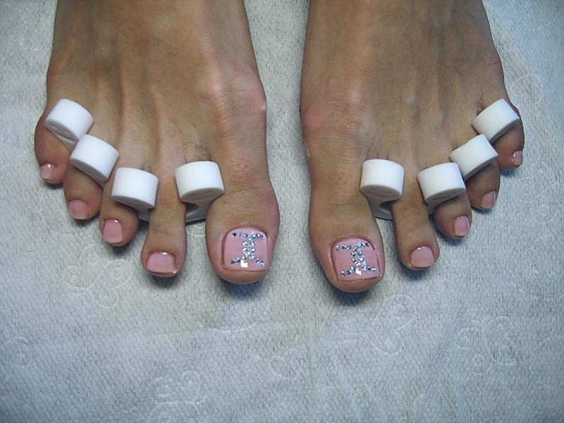 Педикюр кислотного цвета