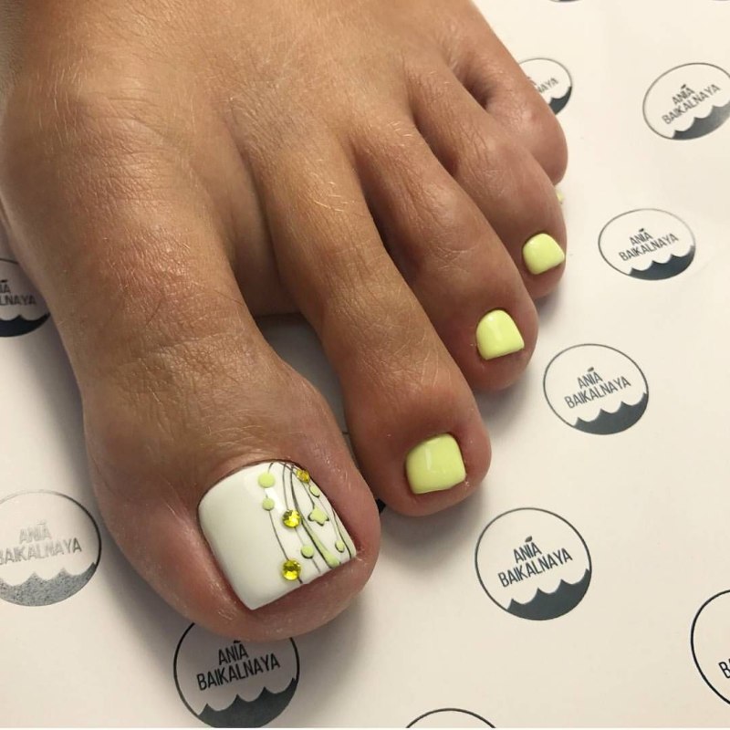 Педикюр розовый с белым