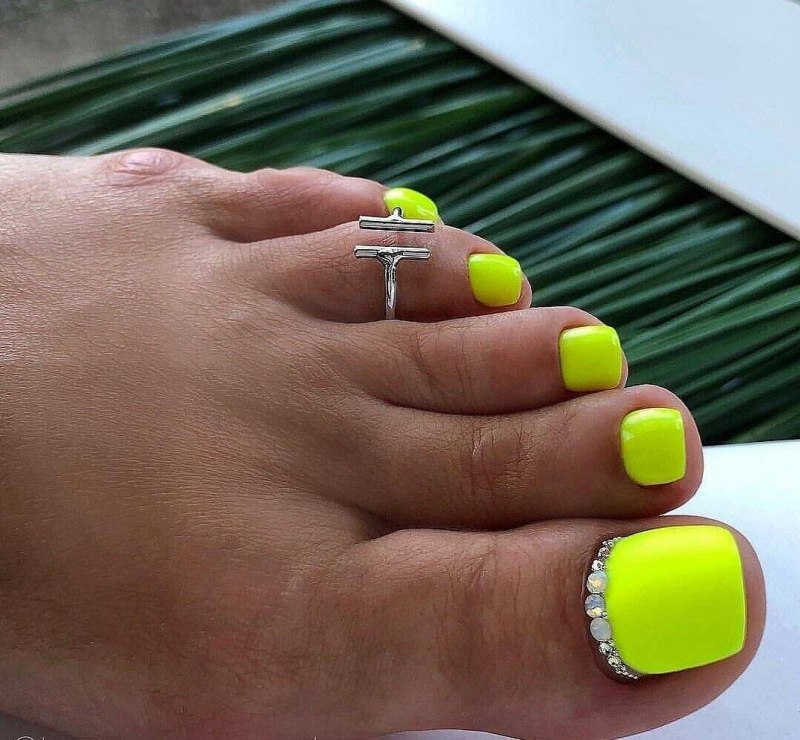 Педикюр фиолетовый