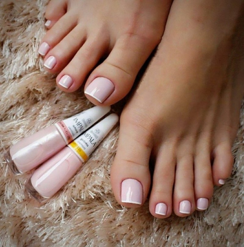 Коралловый маникюр с полосками