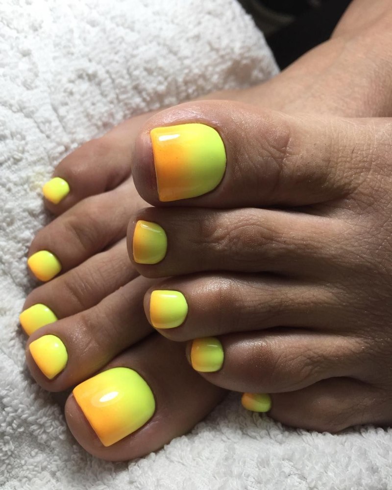 Педикюр в пастельных тонах