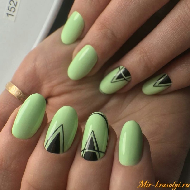 Геометрический маникюр салатовый
