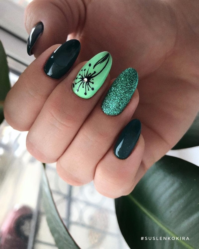 Красивый зеленый маникюр