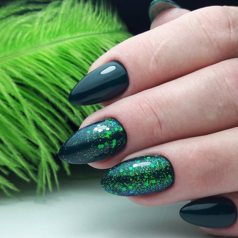 Маникюр темный изумруд