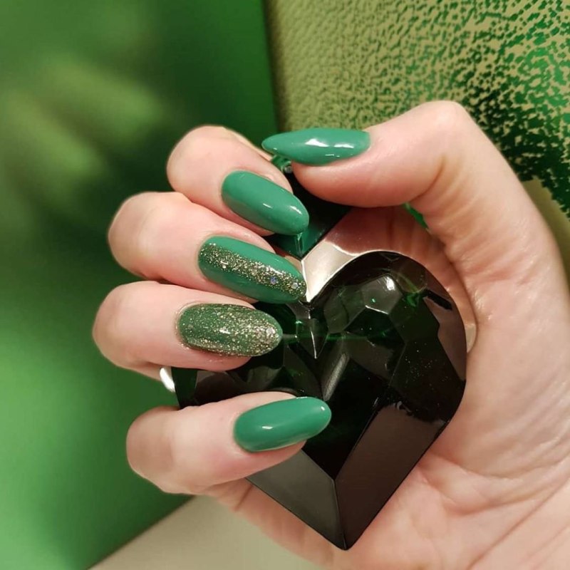 Маникюр в зеленых тонах