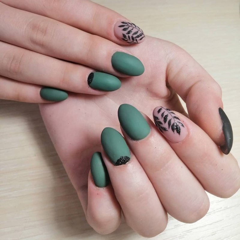 Маникюр зеленый матовый овал