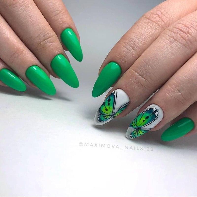 Салатовые ногти с бабочкой