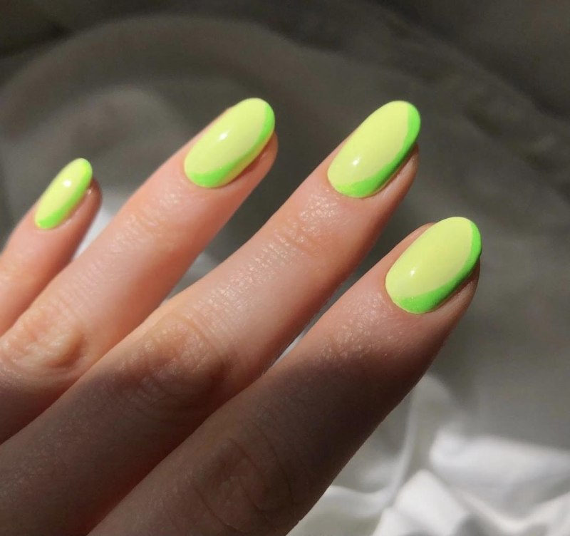 Салатово молочный маникюр