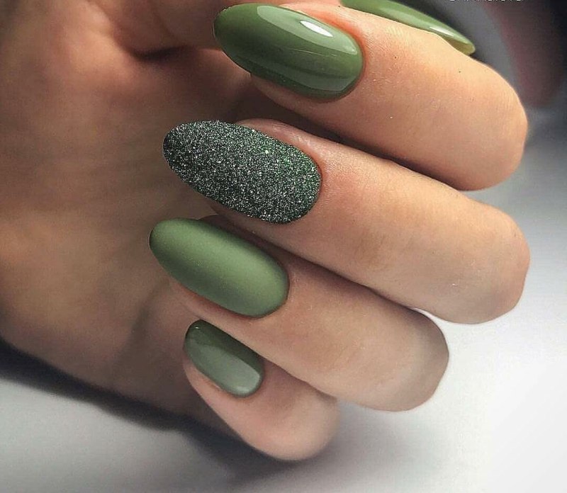 Маникюр зеленый