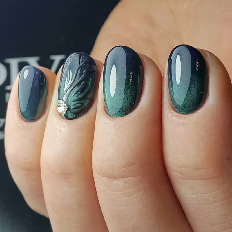 Маникюр на короткие ногти изумрудного цвета