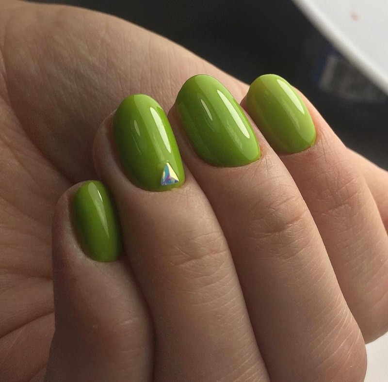 Зелёный маникюр однотонный