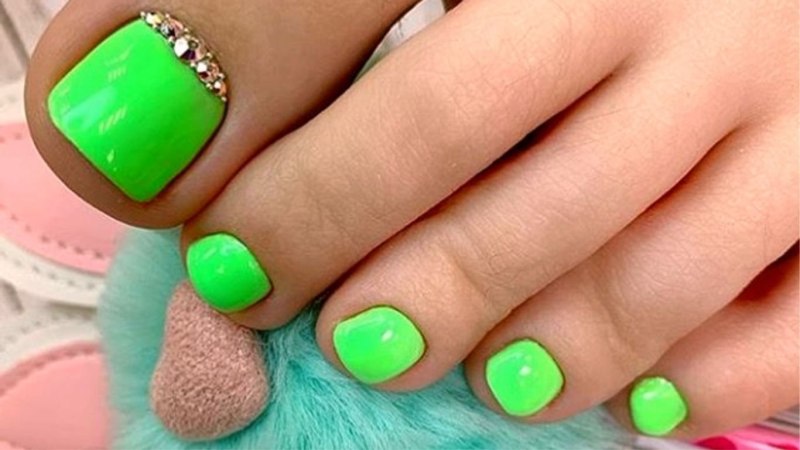 Зеленый педикюр со стразами