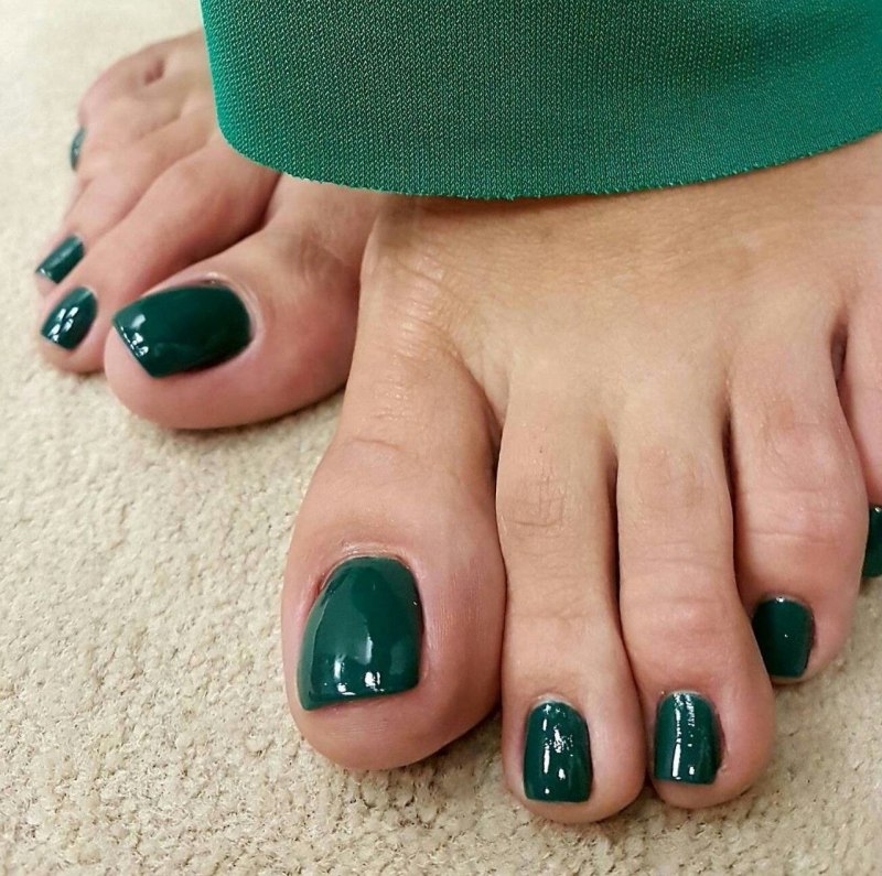 Салатовый педикюр