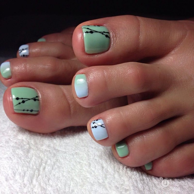 Зелёный маникюр и педикюр