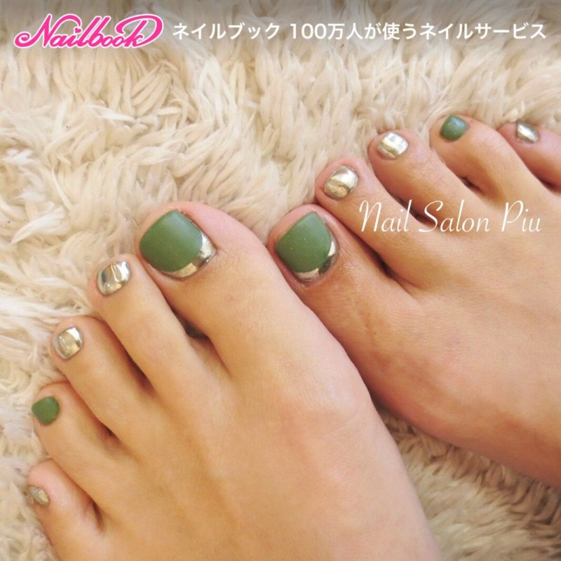 Педикюр мятного цвета