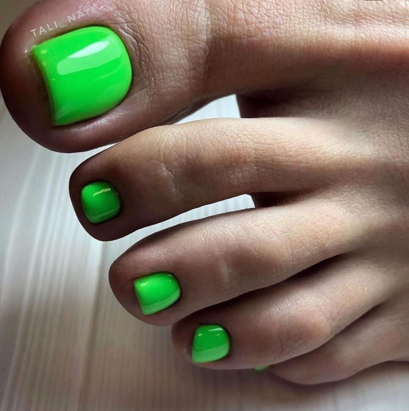 Педикюр зеленого цвета