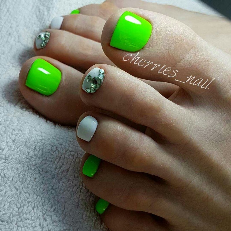Педикюр зеленого цвета