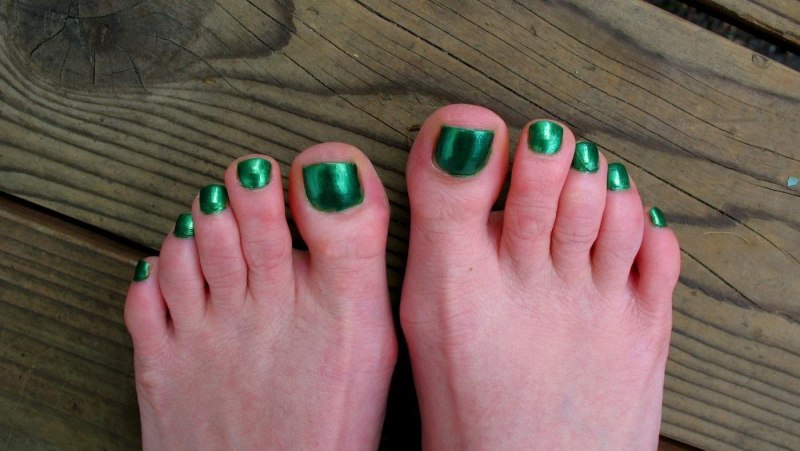 Педикюр желто зеленый
