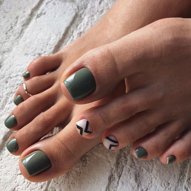 Салатовый педикюр