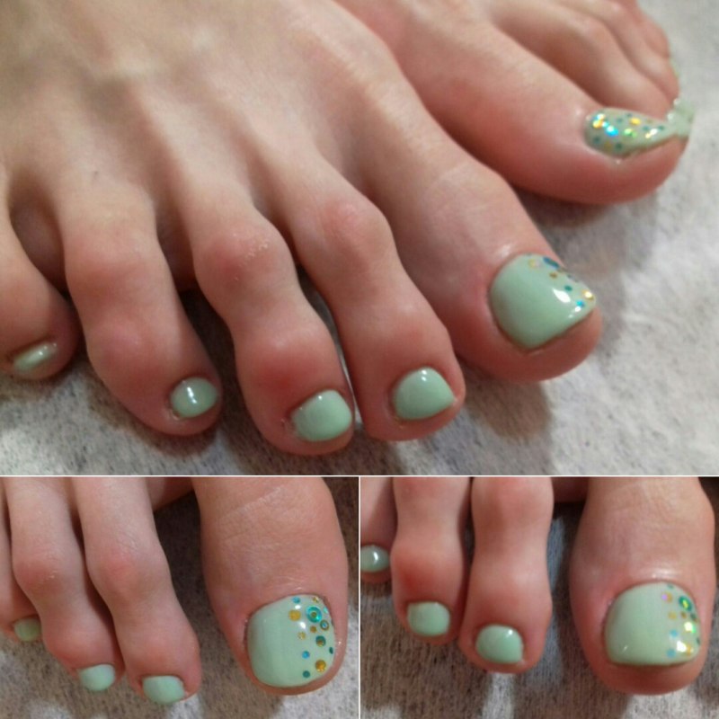 Педикюр желто зеленый