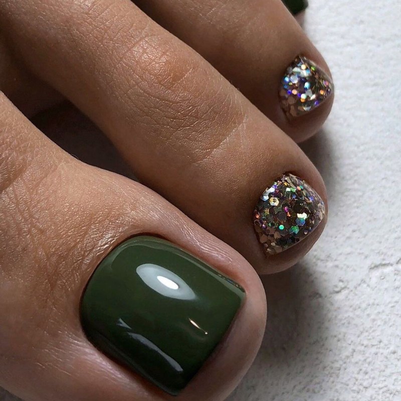 Изумрудный педикюр