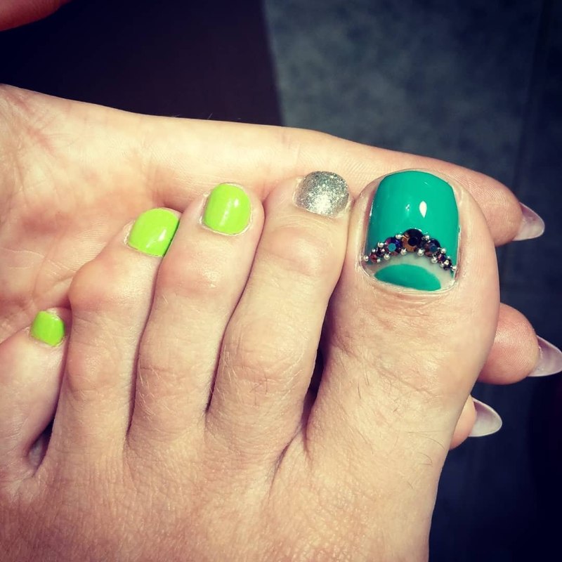 Мятный педикюр