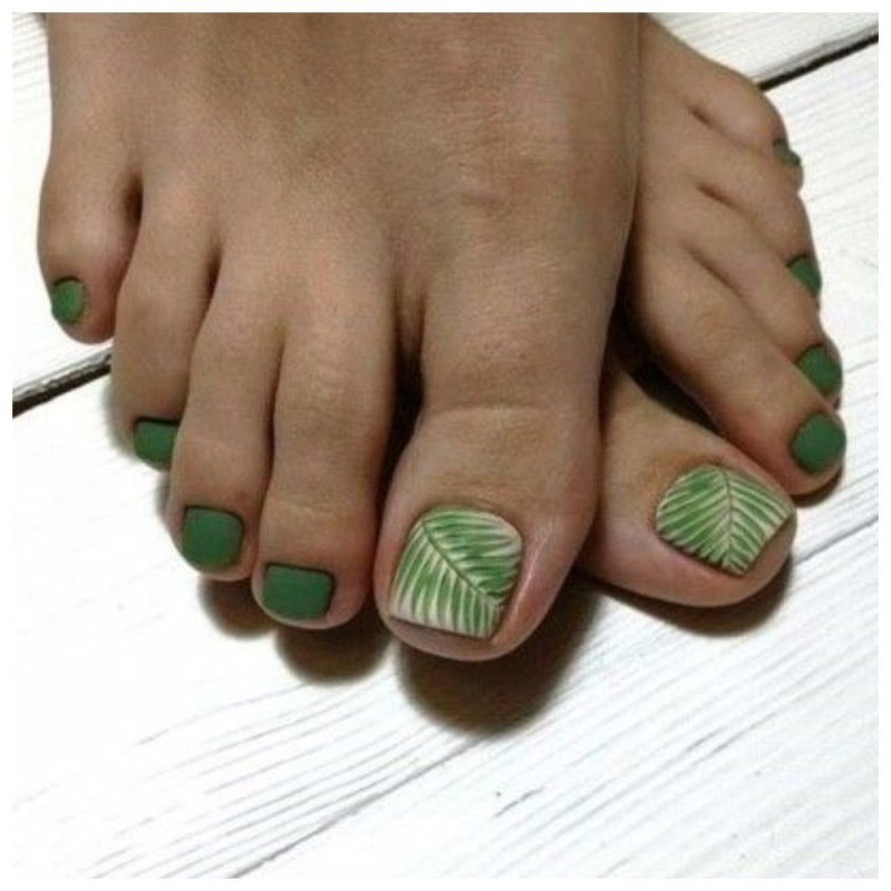 Салатовый педикюр