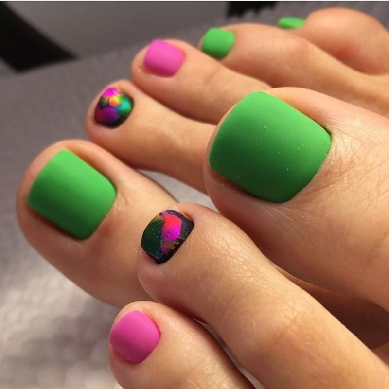 Педикюр оранжевый с зеленым