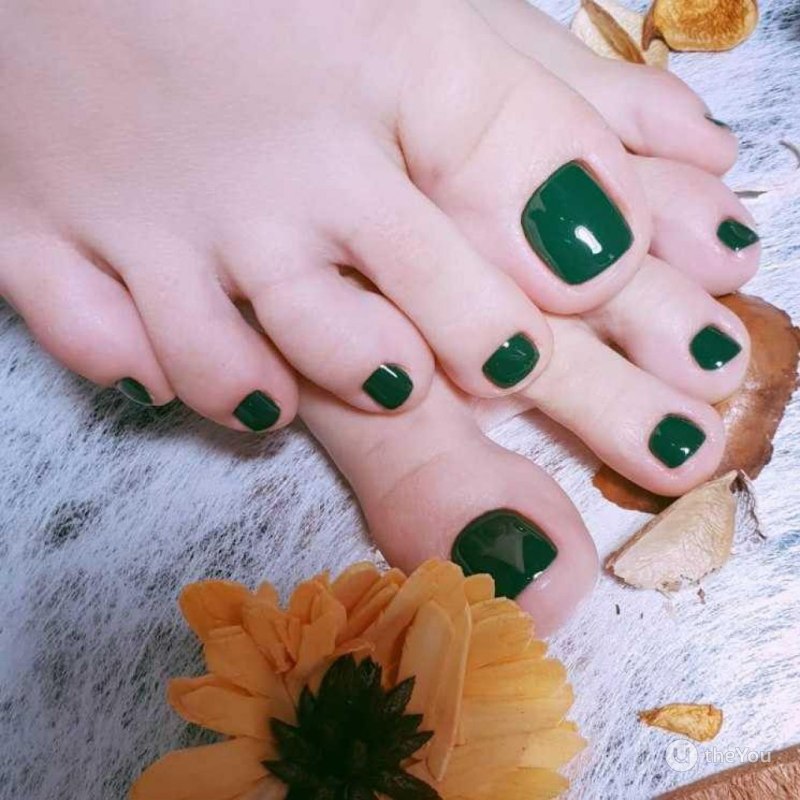 Педикюр зеленый