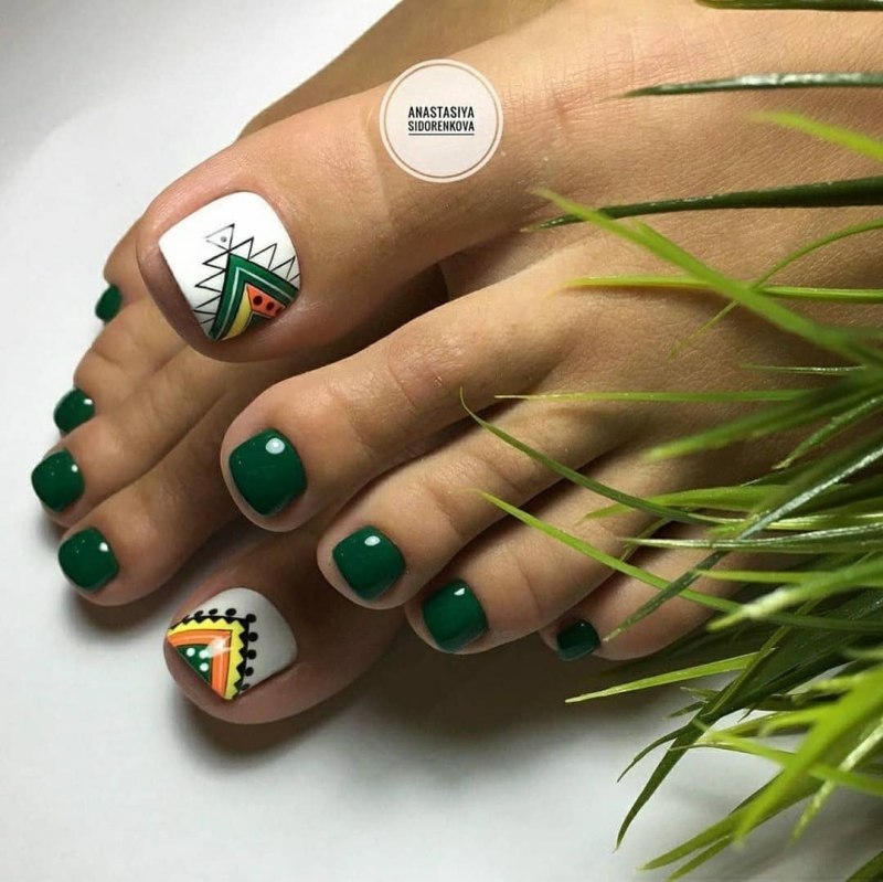 Маникюр и педикюр зеленый цвет