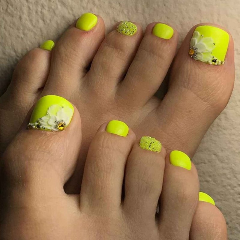 Настасья Самбурская педикюр