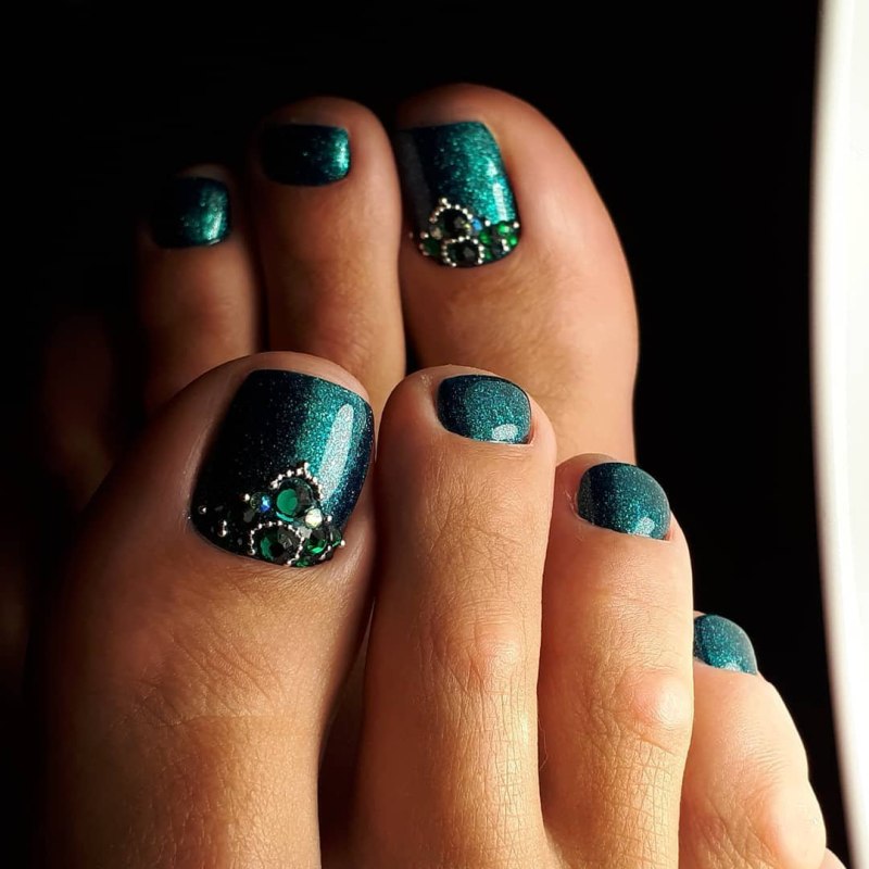 Ногти на ногах зеленого цвета