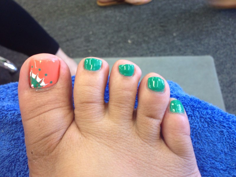 Салатовый педикюр